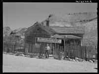 Rothstein, Arthur, photographer. Tourists visiting Bottle House. Rhyolite, Nevada. Mar. March 1940 Library of Congress 04