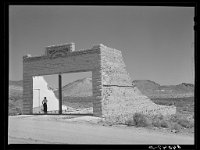 Rothstein, Arthur, photographer. Turist Rhyolite, Nevada. Mar. March 1940 Library of Congress 08