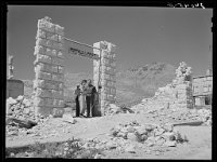 Rothstein, Arthur, photographer.Tourists. Rhyolite, Nevada. Mar. March 1940 Library of Congress 08