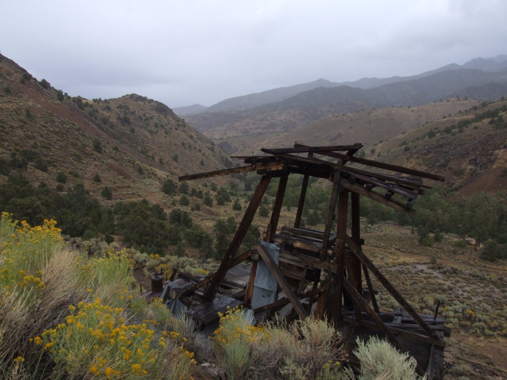 lookingdownatjeffersonwestdownthecanyontowardsroundmountain.jpg